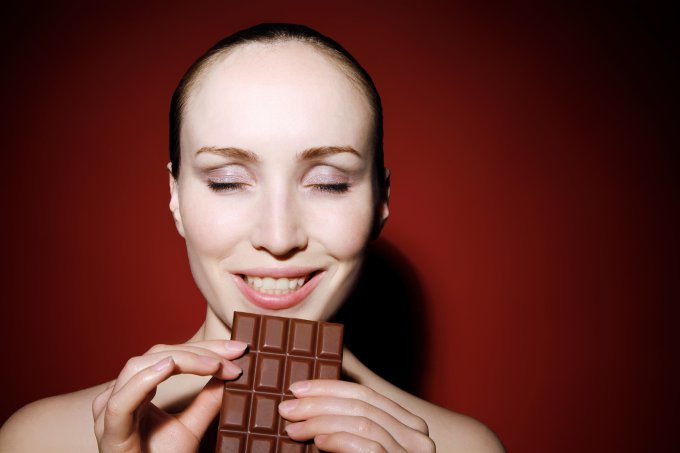 kobieta jedząca czekolade