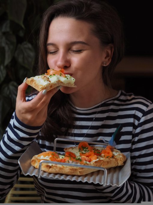 kobieta jedząca kanapki
